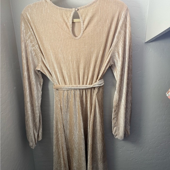 Women’s cream velvet A-line cocktail dress with long sleeves and belt - Picture 4 of 6
